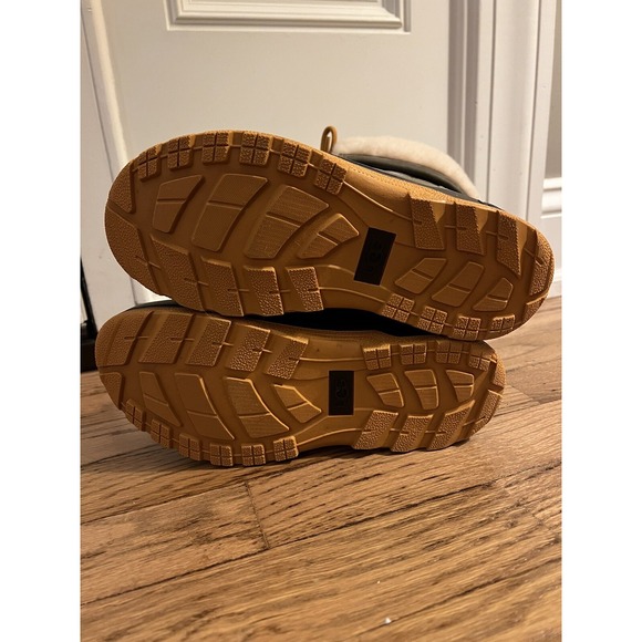 UGG Adirondack Women's 5/Youth 4 - Picture 7 of 8